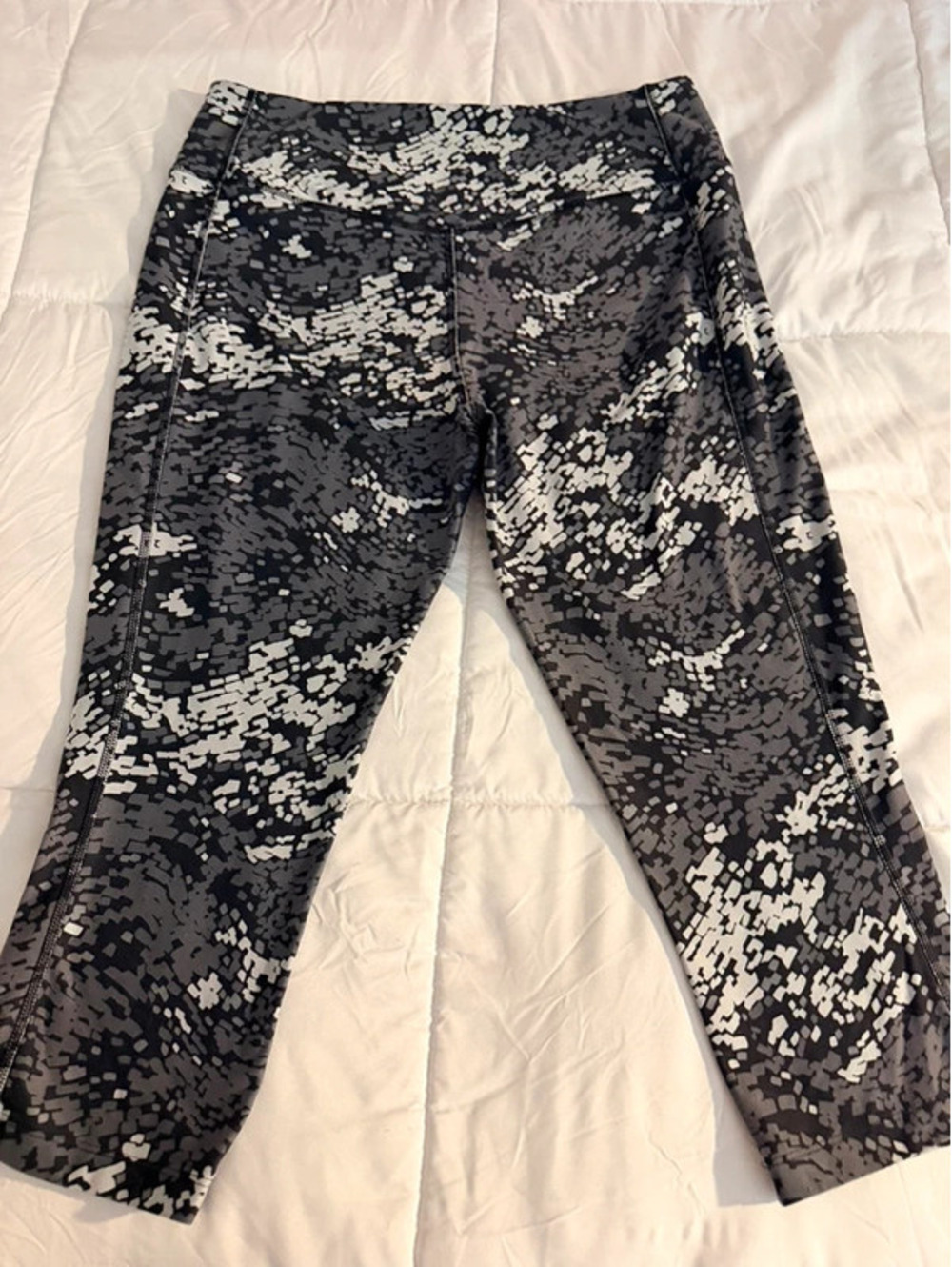 Gray and white camouflage leggings #camo #activewear